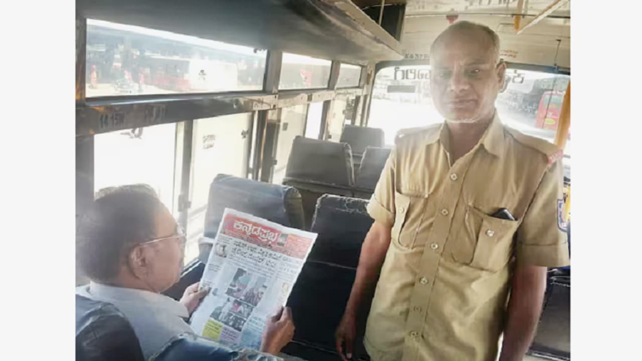 ಈ ಬಸ್ಸಿನಲ್ಲಿ ನಿತ್ಯವೂ ಕನ್ನಡ ದಿನಪತ್ರಿಕೆ ಲಭ್ಯ: ಪತ್ರಿಕೆ ಕಂಡಕ್ಟರ್ ಎಂದೇ Murtujasab Maidaragi ಪ್ರಸಿದ್ಧ | Koppal Bus Conductor Free Kannada Newspapers Murtujasab Gvd ಈ ಬಸ್ಸಿನಲ್ಲಿ ನಿತ್ಯವೂ ಕನ್ನಡ ದಿನಪತ್ರಿಕೆ ಲಭ್ಯ: ಪತ್ರಿಕೆ ಕಂಡಕ್ಟರ್ ಎಂದೇ Murtujasab Maidaragi ಪ್ರಸಿದ್ಧ | Koppal Bus Conductor Free Kannada Newspapers Murtujasab Gvd