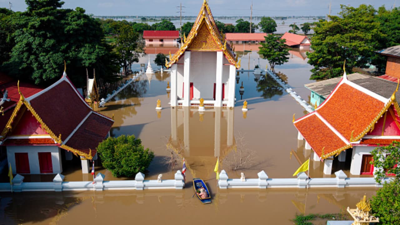 ಥಾಯ್ಲೆಂಡ್ ಜಲಸಮಾಧಿ: ನಿಲ್ಲದ ಸಾವಿನ ಸರಣಿ, ರಣ ಭೀಕರ ಪ್ರವಾಹಕ್ಕೆ 145 ಮಂದಿ ಬಲಿ! ಸಾವಿನ ಸಂಖ್ಯೆ ಹೆಚ್ಚಳ ಸಾಧ್ಯತೆ! | Thailand Floods Kills Many In Southern Provinces As Monsoon Fury Intensifies Gow ಥಾಯ್ಲೆಂಡ್ ಜಲಸಮಾಧಿ: ನಿಲ್ಲದ ಸಾವಿನ ಸರಣಿ, ರಣ ಭೀಕರ ಪ್ರವಾಹಕ್ಕೆ 145 ಮಂದಿ ಬಲಿ! ಸಾವಿನ ಸಂಖ್ಯೆ ಹೆಚ್ಚಳ ಸಾಧ್ಯತೆ! | Thailand Floods Kills Many In Southern Provinces As Monsoon Fury Intensifies Gow