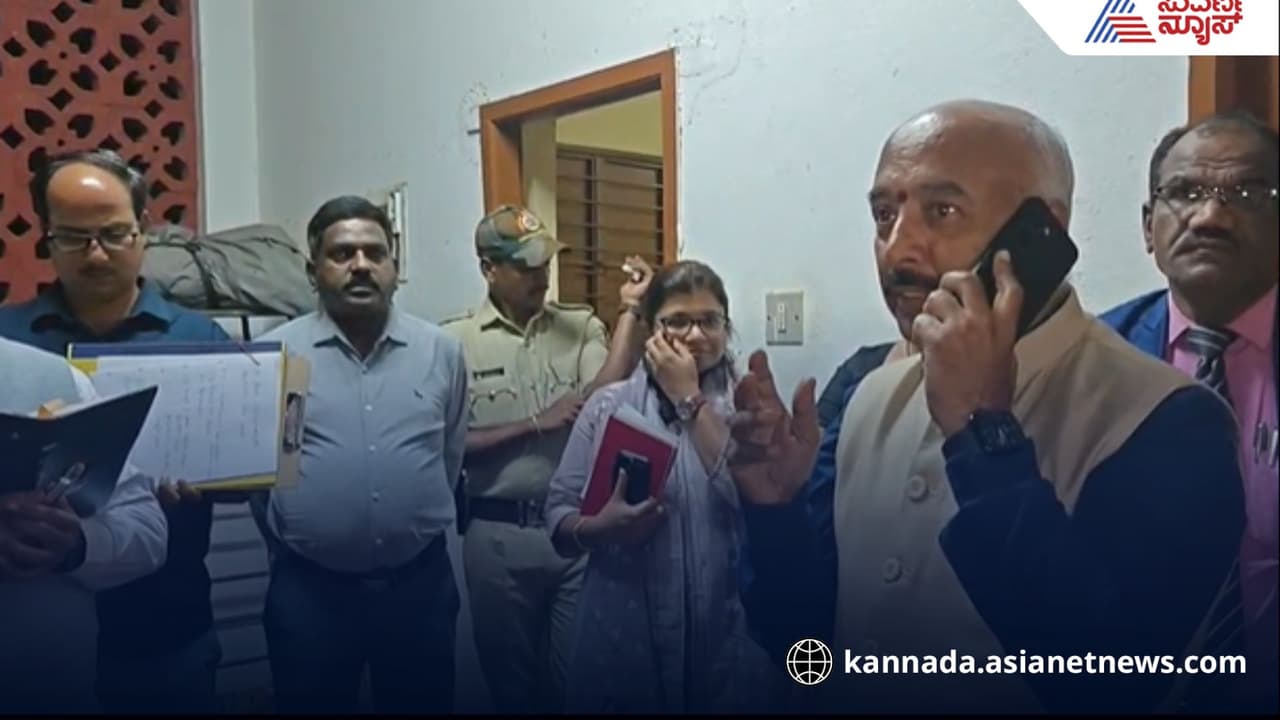 ಚಾಮರಾಜನಗರ ಬಾಲಕೀಯರ ಹಾಸ್ಟೆಲ್ಗೆ ಉಪ ಲೋಕಾಯುಕ್ತರು ದಿಢೀರ್ ಭೇಟಿ, ಅವ್ಯವಸ್ಥೆ ಕಂಡು ಸಿಬ್ಬಂದಿಗೆ ಕ್ಲಾಸ್! | Chamarajanagar Deputy Lokayukta Phanindra Pays A Surprise Visit To The Hostel ಚಾಮರಾಜನಗರ ಬಾಲಕೀಯರ ಹಾಸ್ಟೆಲ್ಗೆ ಉಪ ಲೋಕಾಯುಕ್ತರು ದಿಢೀರ್ ಭೇಟಿ, ಅವ್ಯವಸ್ಥೆ ಕಂಡು ಸಿಬ್ಬಂದಿಗೆ ಕ್ಲಾಸ್! | Chamarajanagar Deputy Lokayukta Phanindra Pays A Surprise Visit To The Hostel