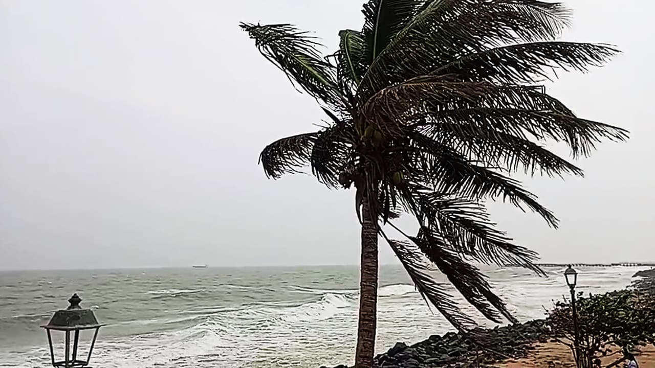 https://static.asianetnews.com/images/w-1280,h-720,format-jpg,imgid-01kb71801swp9smbwnkckhp17t,imgname-strong-winds-and-high-tides-triggered-by-cyclone-ditwah-1764394008633.jpg