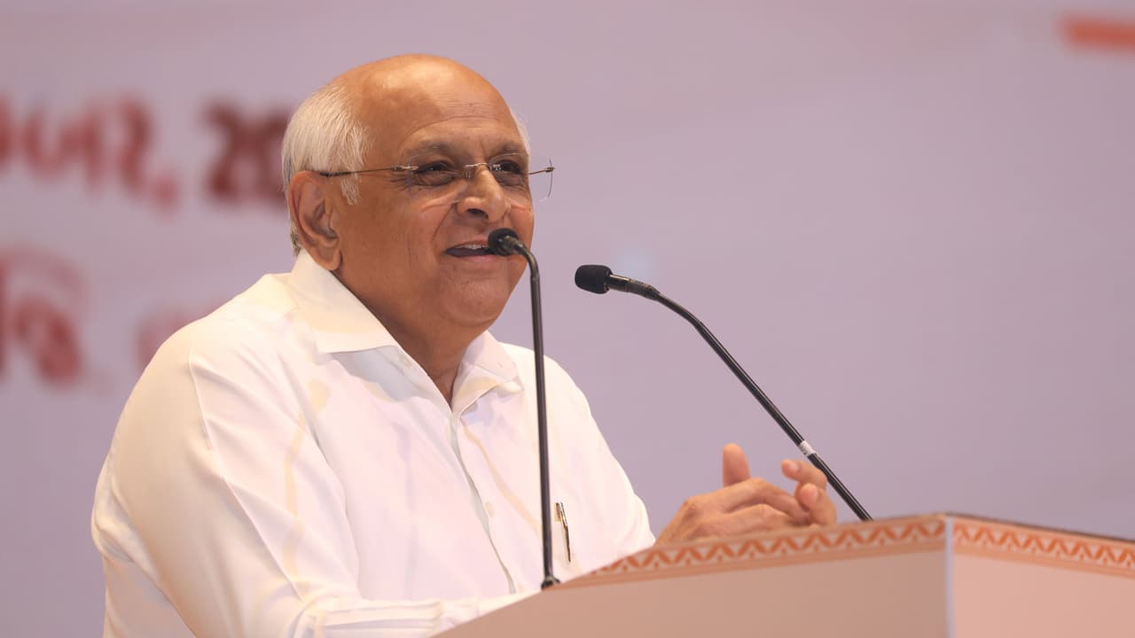 গুজরাতে ২০৩০ কমনওয়েলথ গেমসের প্রস্তুতি শুরু, পতাকা হাতে নিলেন মুখ্যমন্ত্রী