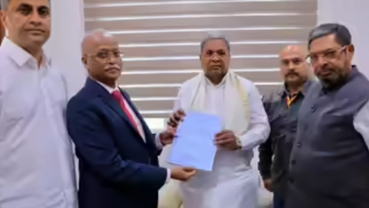 Chamarajanagar oxygen tragedy repor ಚಾಮರಾಜನಗt:ಕೊವಿಡ್ ವೇಳೆ ಆಕ್ಷಿಜನ್ ದುರಂತ: ಸಿಎಂಗೆ ಅಂತಿಮ ವರದಿ ಸಲ್ಲಿಕೆ | Oxygen Tragedy In Chamarajanagar During Covid Final Report Submitted To Cm Chamarajanagar oxygen tragedy repor ಚಾಮರಾಜನಗt:ಕೊವಿಡ್ ವೇಳೆ ಆಕ್ಷಿಜನ್ ದುರಂತ: ಸಿಎಂಗೆ ಅಂತಿಮ ವರದಿ ಸಲ್ಲಿಕೆ | Oxygen Tragedy In Chamarajanagar During Covid Final Report Submitted To Cm