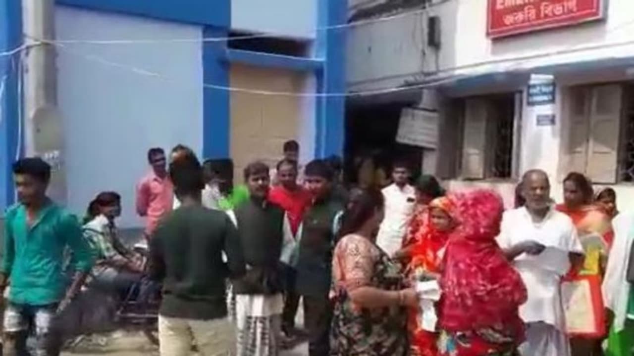 SIR ಈ ಜಿಲ್ಲೆಯಲ್ಲಿ ಕಳೆದ 20 ವರ್ಷದಲ್ಲಿ ಒಬ್ಬರು ನಿಧನರಾಗಿಲ್ಲ, ಅಚ್ಚರಿ ಸೀಕ್ರೆಟ್ ಬಹಿರಂಗ | West Bengal 2208 Booths Reported No Deceased Relocated Secret Revealed In Sir SIR ಈ ಜಿಲ್ಲೆಯಲ್ಲಿ ಕಳೆದ 20 ವರ್ಷದಲ್ಲಿ ಒಬ್ಬರು ನಿಧನರಾಗಿಲ್ಲ, ಅಚ್ಚರಿ ಸೀಕ್ರೆಟ್ ಬಹಿರಂಗ | West Bengal 2208 Booths Reported No Deceased Relocated Secret Revealed In Sir