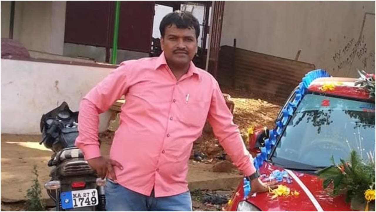 ರಾಜ್ಯ ಪೊಲೀಸ್ ಇಲಾಖೆ ಮರ್ಯಾದೆ ತೆಗೆದ ಮತ್ತೊಬ್ಬ ಸಿಬ್ಬಂದಿ, ಬರೋಬ್ಬರಿ 11 ಲಕ್ಷ ಕದ್ದು ಹೆಂಡತಿಗೆ ಚಿನ್ನ ಉಡುಗೊರೆ! | Bengaluru Police Scandal Head Constable Caught Stealing Money From Car Gow ರಾಜ್ಯ ಪೊಲೀಸ್ ಇಲಾಖೆ ಮರ್ಯಾದೆ ತೆಗೆದ ಮತ್ತೊಬ್ಬ ಸಿಬ್ಬಂದಿ, ಬರೋಬ್ಬರಿ 11 ಲಕ್ಷ ಕದ್ದು ಹೆಂಡತಿಗೆ ಚಿನ್ನ ಉಡುಗೊರೆ! | Bengaluru Police Scandal Head Constable Caught Stealing Money From Car Gow