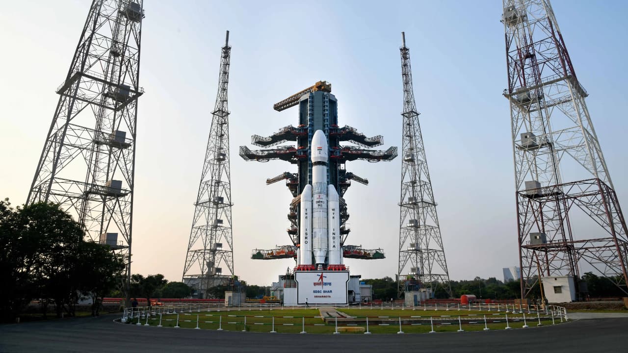 ಸ್ಮಾರ್ಟ್ಫೋನ್ಗಳಿಗೆ ನೇರವಾಗಿ ಬಾಹ್ಯಾಕಾಶದಿಂದ ಬ್ರಾಡ್ಬ್ಯಾಂಡ್ ಸಂಪರ್ಕ: ನಭಕ್ಕೆ ಚಿಮ್ಮಿದ LVM3 M6 | Lvm3 M6 Mission Has Successfully Placed The Bluebird Block 2 Satellite Mrq ಸ್ಮಾರ್ಟ್ಫೋನ್ಗಳಿಗೆ ನೇರವಾಗಿ ಬಾಹ್ಯಾಕಾಶದಿಂದ ಬ್ರಾಡ್ಬ್ಯಾಂಡ್ ಸಂಪರ್ಕ: ನಭಕ್ಕೆ ಚಿಮ್ಮಿದ LVM3 M6 | Lvm3 M6 Mission Has Successfully Placed The Bluebird Block 2 Satellite Mrq