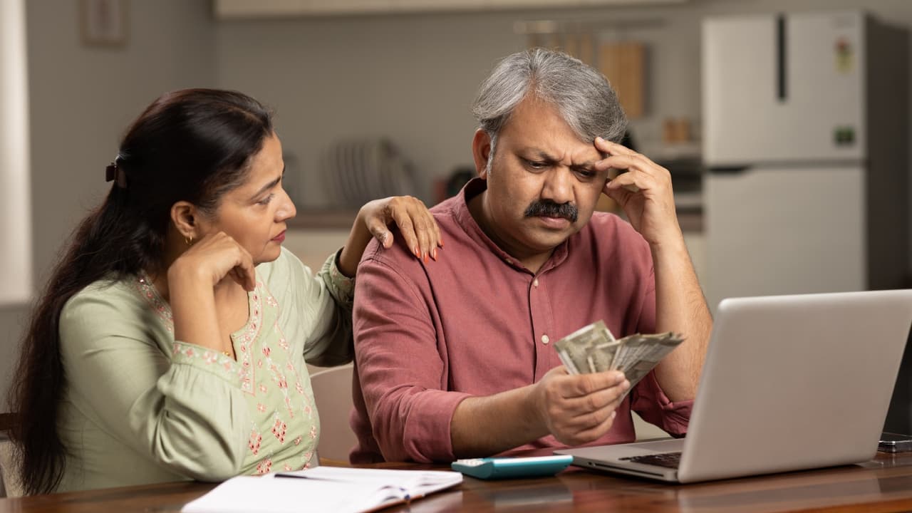 Savings Tips : ಕಪಲ್ಸ್ ಪ್ರತಿ ತಿಂಗಳು ಈ ರೀತಿ ಉಳಿತಾಯ ಮಾಡಿದ್ರೆ… ತಲೆ ಬಿಸಿನೇ ಇರೋದಿಲ್ಲ Savings Tips : ಕಪಲ್ಸ್ ಪ್ರತಿ ತಿಂಗಳು ಈ ರೀತಿ ಉಳಿತಾಯ ಮಾಡಿದ್ರೆ… ತಲೆ ಬಿಸಿನೇ ಇರೋದಿಲ್ಲ