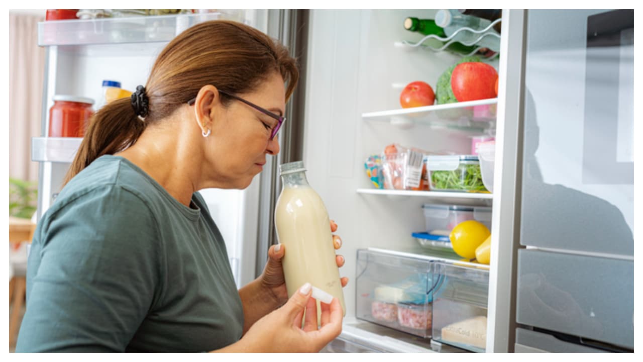 ಫ್ರಿಜ್ನಲ್ಲಿಟ್ಟ ಹಾಲನ್ನು ಎಷ್ಟು ದಿನ ಬಳಸ್ಬೋದು?, ಹಾಲಿಡುವ ಮುನ್ನ ತಪ್ಪಿಯೂ ಈ ಕೆಲಸ ಮಾಡ್ಲೇಬೇಡಿ ಫ್ರಿಜ್ನಲ್ಲಿಟ್ಟ ಹಾಲನ್ನು ಎಷ್ಟು ದಿನ ಬಳಸ್ಬೋದು?, ಹಾಲಿಡುವ ಮುನ್ನ ತಪ್ಪಿಯೂ ಈ ಕೆಲಸ ಮಾಡ್ಲೇಬೇಡಿ