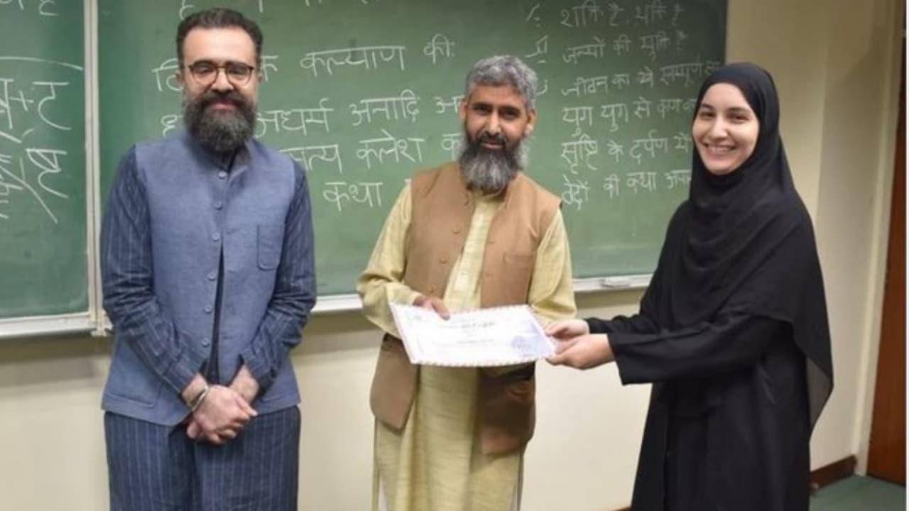 Sanskrit in Pakistan ದೇಶ ವಿಭಜನೆ ಬಳಿಕ ಮೊದಲ ಬಾರಿಗೆ ಪಾಕಿಸ್ತಾನ ವಿಶ್ವವಿದ್ಯಾಲಯದಲ್ಲಿ ಸಂಸ್ಕೃತ ಕೋರ್ಸ್ | Pakistan Lahore University Launch Sanskrit Language Course For Students Sanskrit in Pakistan ದೇಶ ವಿಭಜನೆ ಬಳಿಕ ಮೊದಲ ಬಾರಿಗೆ ಪಾಕಿಸ್ತಾನ ವಿಶ್ವವಿದ್ಯಾಲಯದಲ್ಲಿ ಸಂಸ್ಕೃತ ಕೋರ್ಸ್ | Pakistan Lahore University Launch Sanskrit Language Course For Students