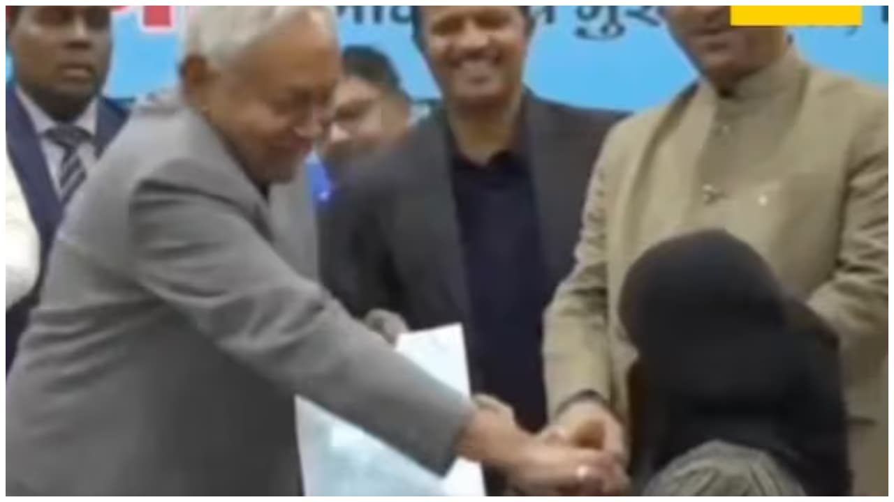 ಹಿಜಾಬ್ ಎಳೆದ ನಿತೀಶ್ ಕುಮಾರ್, ಸರ್ಕಾರಿ ಸೇವೆಗೆ ಸೇರೋದಿಲ್ಲ ಎಂದ ನೊಂದ ವೈದ್ಯೆ ನುಸ್ರತ್ ಪರ್ವೀನ್! | Nitish Kumar Hijab Controversy Doctor Nushrat Parveen Refuses Govt Job San ಹಿಜಾಬ್ ಎಳೆದ ನಿತೀಶ್ ಕುಮಾರ್, ಸರ್ಕಾರಿ ಸೇವೆಗೆ ಸೇರೋದಿಲ್ಲ ಎಂದ ನೊಂದ ವೈದ್ಯೆ ನುಸ್ರತ್ ಪರ್ವೀನ್! | Nitish Kumar Hijab Controversy Doctor Nushrat Parveen Refuses Govt Job San