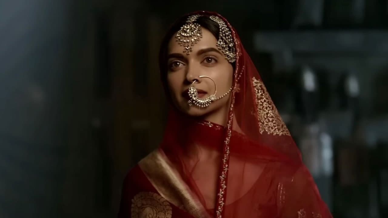 बाजीराव मस्तानी के 10 साल: दीपिका पादुकोण के 7 शाही लुक, जिनसे आज भी इंसपायर होते हैं लोग | Mastani Deepika Padukone Royal Looks Bajirao Mastani Fashion Inspiration 2025 | Asianet News ...