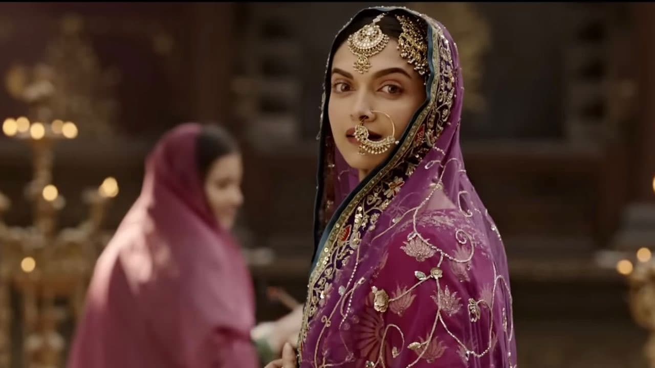 बाजीराव मस्तानी के 10 साल: दीपिका पादुकोण के 7 शाही लुक, जिनसे आज भी इंसपायर होते हैं लोग | Mastani Deepika Padukone Royal Looks Bajirao Mastani Fashion Inspiration 2025 | Asianet News ...