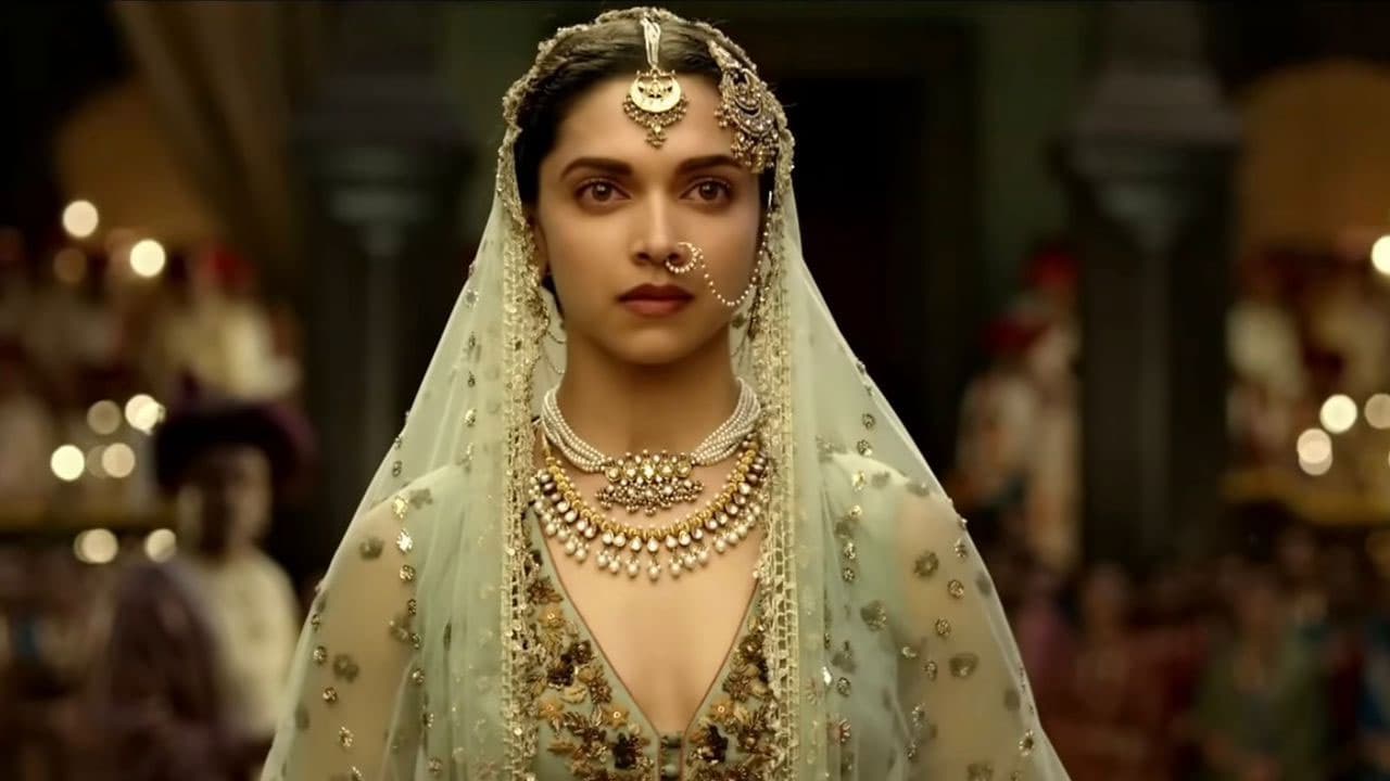 बाजीराव मस्तानी के 10 साल: दीपिका पादुकोण के 7 शाही लुक, जिनसे आज भी इंसपायर होते हैं लोग | Mastani Deepika Padukone Royal Looks Bajirao Mastani Fashion Inspiration 2025 | Asianet News ...