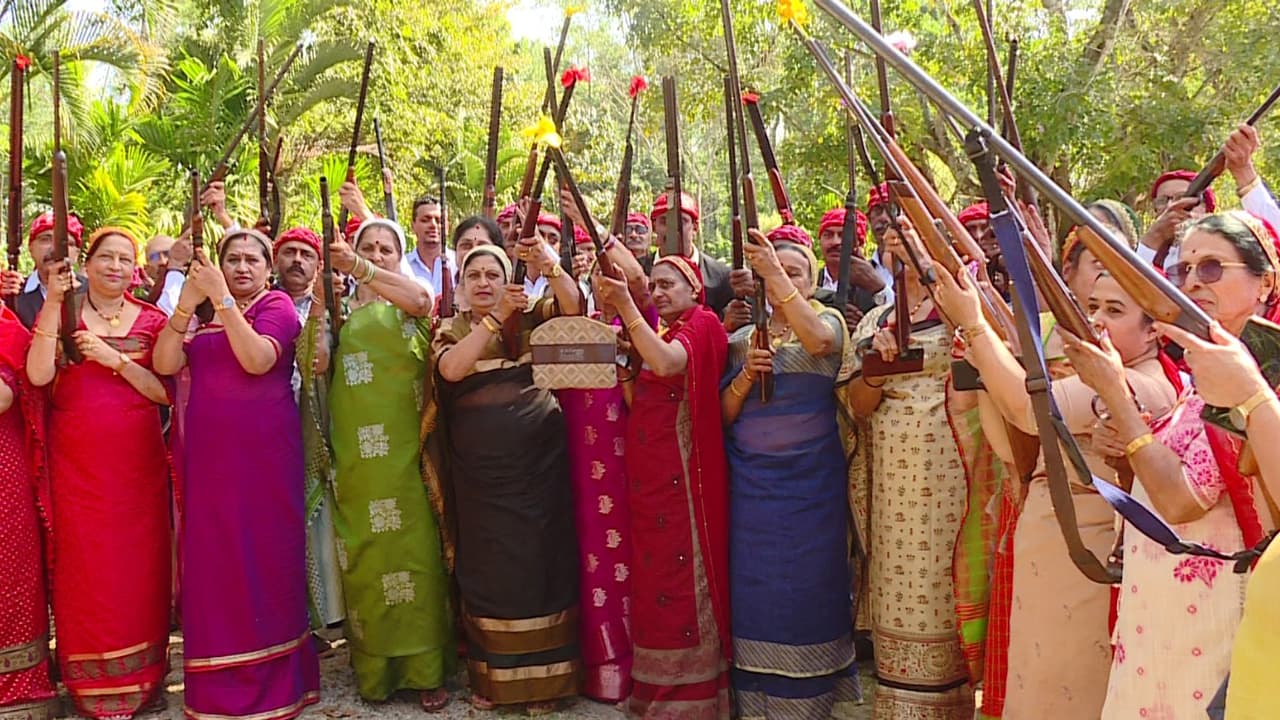 Kovi Festival: ಕೊಡಗಿನಲ್ಲಿ ಗನ್ನಿಗೆ ದೈವತ್ವ: ಕೋವಿಗೂ ಪೂಜೆ ಮಾಡಿ ಮೆರವಣಿಗೆ ಸಲ್ಲಿಸಿದ ಕೊಡವರು! | Kodava Gun Festival Kovi Habba Unique Culture Heritage Gvd Kovi Festival: ಕೊಡಗಿನಲ್ಲಿ ಗನ್ನಿಗೆ ದೈವತ್ವ: ಕೋವಿಗೂ ಪೂಜೆ ಮಾಡಿ ಮೆರವಣಿಗೆ ಸಲ್ಲಿಸಿದ ಕೊಡವರು! | Kodava Gun Festival Kovi Habba Unique Culture Heritage Gvd