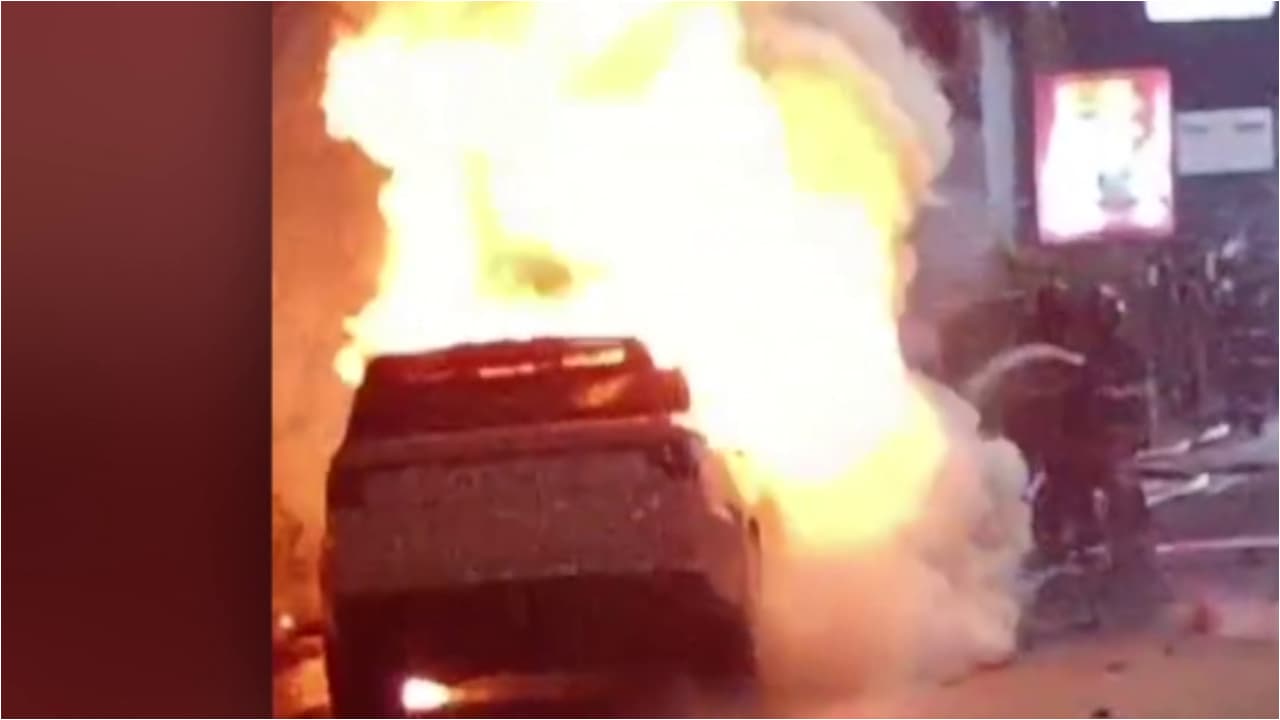 Range Rover car burnt down in Kozhikode കോഴിക്കോട് റെയിഞ്ച് റോവർ കാ ...