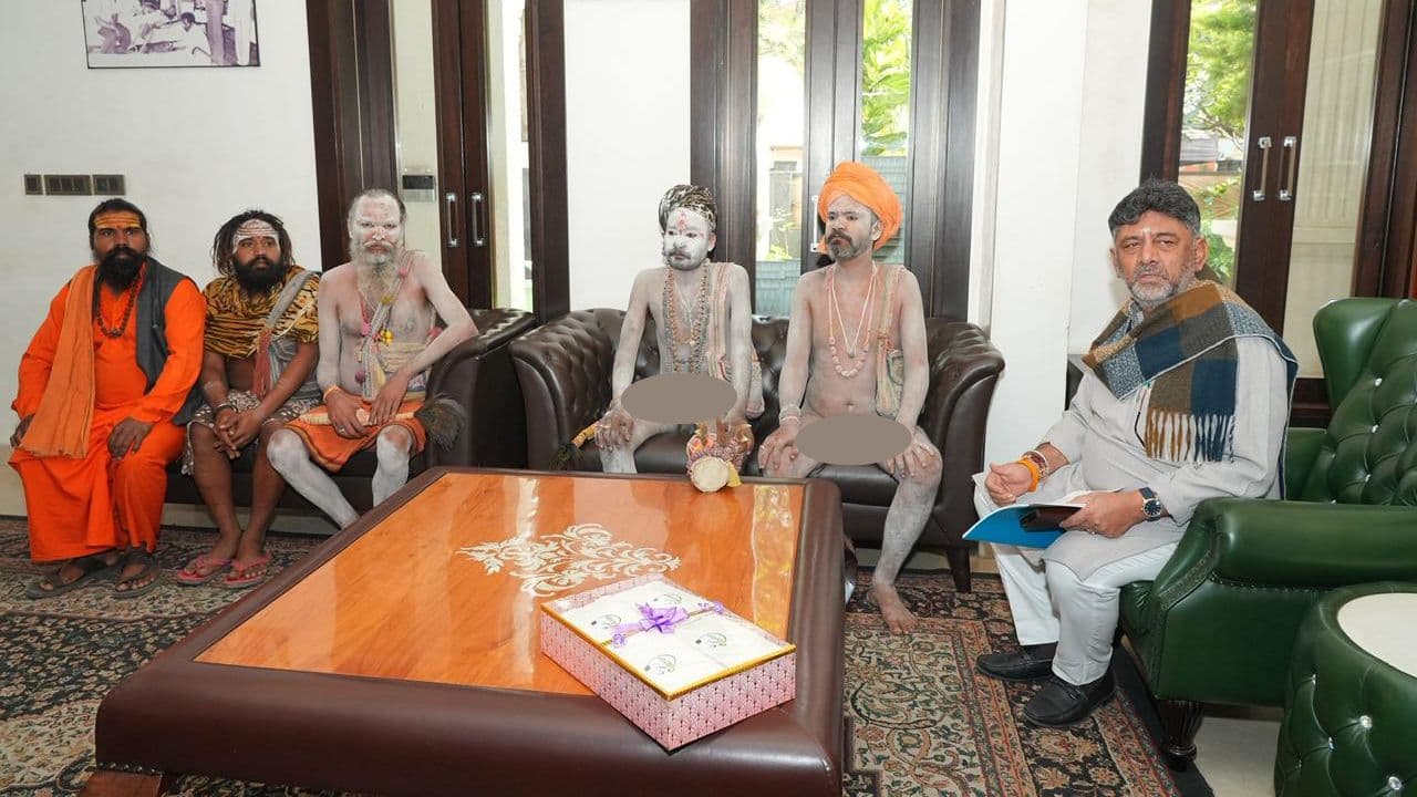 ಬೆಂಗಳೂರಿನ ಮನೆಗೆ ಬಂದ ನಾಗಾ ಸಾಧುಗಳ ಆಶೀರ್ವಾದ ಪಡೆದ ಡಿಕೆ ಶಿವಕುಮಾರ್! ಬೆಂಗಳೂರಿನ ಮನೆಗೆ ಬಂದ ನಾಗಾ ಸಾಧುಗಳ ಆಶೀರ್ವಾದ ಪಡೆದ ಡಿಕೆ ಶಿವಕುಮಾರ್!