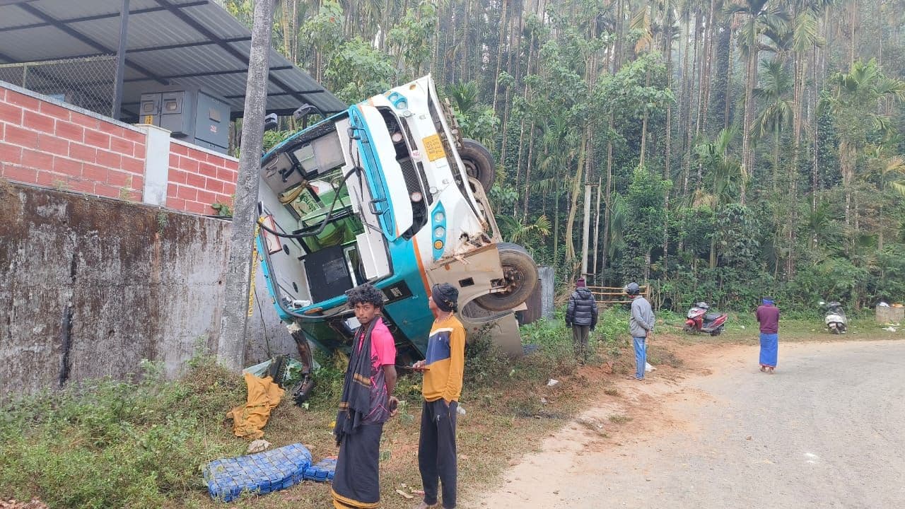 ಹೊರನಾಡು ಅನ್ನಪೂರ್ಣೇಶ್ವರಿಗೆ ಹೋಗಿದ್ದ 48 ಜನರಿದ್ದ ಪ್ರವಾಸಿಗರ ಬಸ್ ಪಲ್ಟಿ! ಹೊರನಾಡು ಅನ್ನಪೂರ್ಣೇಶ್ವರಿಗೆ ಹೋಗಿದ್ದ 48 ಜನರಿದ್ದ ಪ್ರವಾಸಿಗರ ಬಸ್ ಪಲ್ಟಿ!