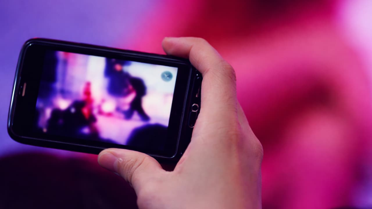 Bengaluru: ಬೆ*ತ್ತಲೆ ವಿಡಿಯೋ ಮುಂದಿಟ್ಟು ಬ್ಲ್ಯಾಕ್ಮೇಲ್ ಮಾಡಿ ಯುವಕನಿಂದ 1.5 ಲಕ್ಷ ರು. ಸುಲಿಗೆ | Blackmailed With Video Extorted Rupees 1 Point 5 Lakh From Youth Mrq Bengaluru: ಬೆ*ತ್ತಲೆ ವಿಡಿಯೋ ಮುಂದಿಟ್ಟು ಬ್ಲ್ಯಾಕ್ಮೇಲ್ ಮಾಡಿ ಯುವಕನಿಂದ 1.5 ಲಕ್ಷ ರು. ಸುಲಿಗೆ | Blackmailed With Video Extorted Rupees 1 Point 5 Lakh From Youth Mrq