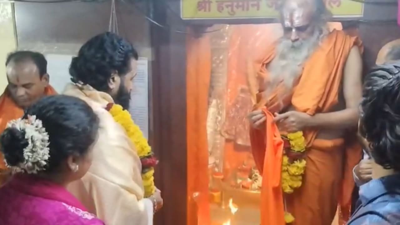 ಹನುಮನ ಜನ್ಮಸ್ಥಳ ಅಂಜನಾದ್ರಿಗೆ ರಿಷಬ್ ಶೆಟ್ಟಿ ಭೇಟಿ; 575 ಮೆಟ್ಟಿಲೇರಿ ಮಾರುತಿಯ ದರ್ಶನ ಪಡೆದ ದಂಪತಿ! ಹನುಮನ ಜನ್ಮಸ್ಥಳ ಅಂಜನಾದ್ರಿಗೆ ರಿಷಬ್ ಶೆಟ್ಟಿ ಭೇಟಿ; 575 ಮೆಟ್ಟಿಲೇರಿ ಮಾರುತಿಯ ದರ್ಶನ ಪಡೆದ ದಂಪತಿ!