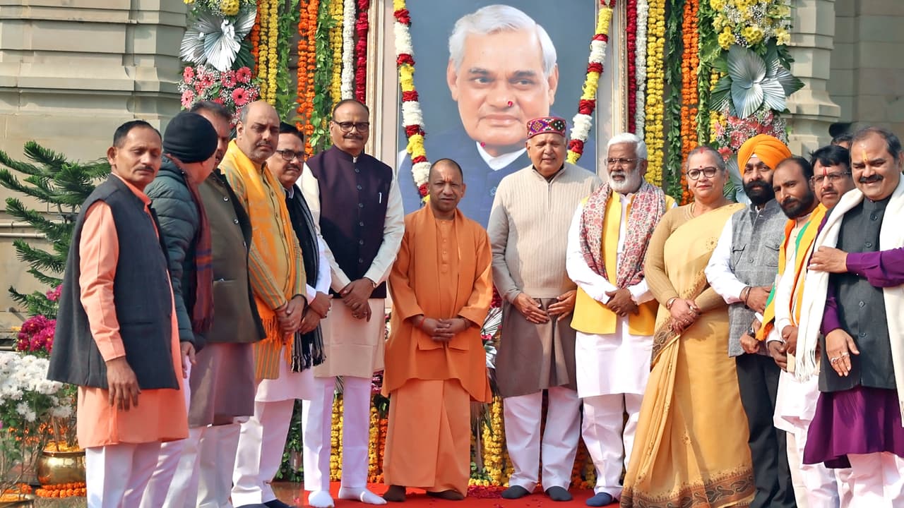 CM योगी ने अटल जी, महामना मालवीय और बिजली पासी को किया नमन, क्रिसमस की
