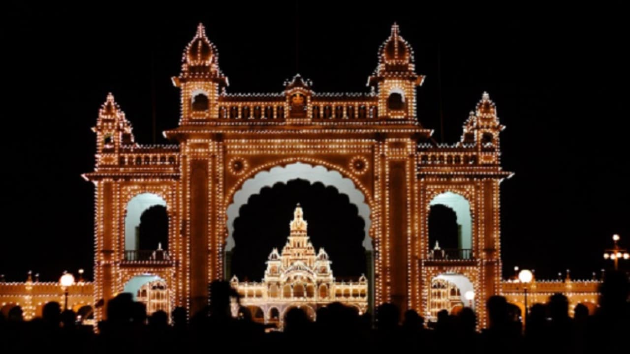 Mysuru Palace ಮೈಸೂರು ಅರಮನೆ ಬಳಿ ಸಿಲಿಂಡರ್ ಸ್ಫೋಟ, ಬಲೂನ್ ವ್ಯಾಪಾರಿ ಸಾವು, ಕೆಲ ಪ್ರವಾಸಿಗರ ಸ್ಥಿತಿ ಗಂಭೀರ | Cylinder Blast Near Mysuru Palace Kills Balloon Vendor Five Tourists In Critical Mysuru Palace ಮೈಸೂರು ಅರಮನೆ ಬಳಿ ಸಿಲಿಂಡರ್ ಸ್ಫೋಟ, ಬಲೂನ್ ವ್ಯಾಪಾರಿ ಸಾವು, ಕೆಲ ಪ್ರವಾಸಿಗರ ಸ್ಥಿತಿ ಗಂಭೀರ | Cylinder Blast Near Mysuru Palace Kills Balloon Vendor Five Tourists In Critical