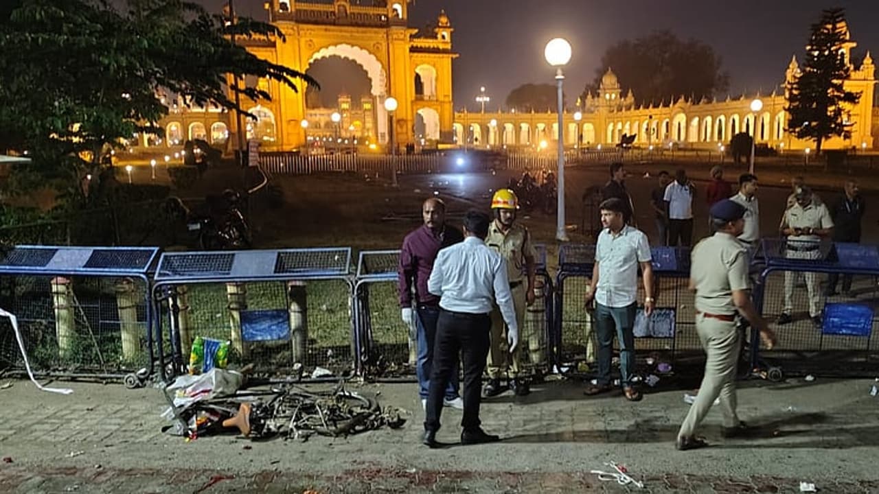 ಮೈಸೂರು ಅರಮನೆ ಮುಂಭಾಗ ಹೀಲಿಯಂ ಸಿಲಿಂಡರ್ ಸ್ಫೋಟ, ಹಲವು ಆಯಾಮದಲ್ಲಿ ಪೊಲೀಸರ ತನಿಖೆ! | Mysuru Palace Helium Cylinder Blast Investigation Balloon Vendor Death San ಮೈಸೂರು ಅರಮನೆ ಮುಂಭಾಗ ಹೀಲಿಯಂ ಸಿಲಿಂಡರ್ ಸ್ಫೋಟ, ಹಲವು ಆಯಾಮದಲ್ಲಿ ಪೊಲೀಸರ ತನಿಖೆ! | Mysuru Palace Helium Cylinder Blast Investigation Balloon Vendor Death San