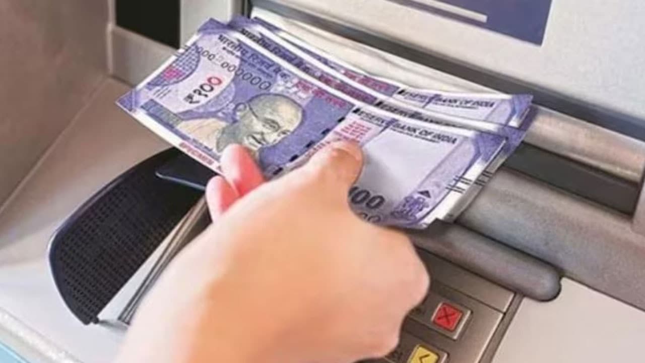 இனி ரூ.50,000 மட்டும் எடுக்க முடியும்.. ஏடிஎம் லிமிட் குறைப்பு.. எந்த வங்கி?