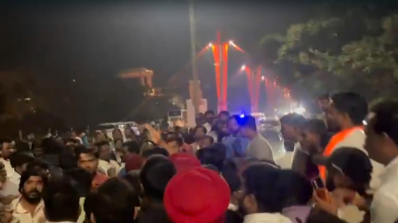 Janardhan Reddy ಬ್ಯಾನರ್ ವಿಚಾರದಲ್ಲಿ ಕಲ್ಲುತೂರಾಟ, ಜನಾರ್ಧನ ರೆಡ್ಡಿ ಮನೆ ಮುಂದೆ ಬಿಗುವಿನ ವಾತಾವರಣ | Tension At Janardhan Reddy House Ballari After Stone Pelting Over Banner Dispute Janardhan Reddy ಬ್ಯಾನರ್ ವಿಚಾರದಲ್ಲಿ ಕಲ್ಲುತೂರಾಟ, ಜನಾರ್ಧನ ರೆಡ್ಡಿ ಮನೆ ಮುಂದೆ ಬಿಗುವಿನ ವಾತಾವರಣ | Tension At Janardhan Reddy House Ballari After Stone Pelting Over Banner Dispute