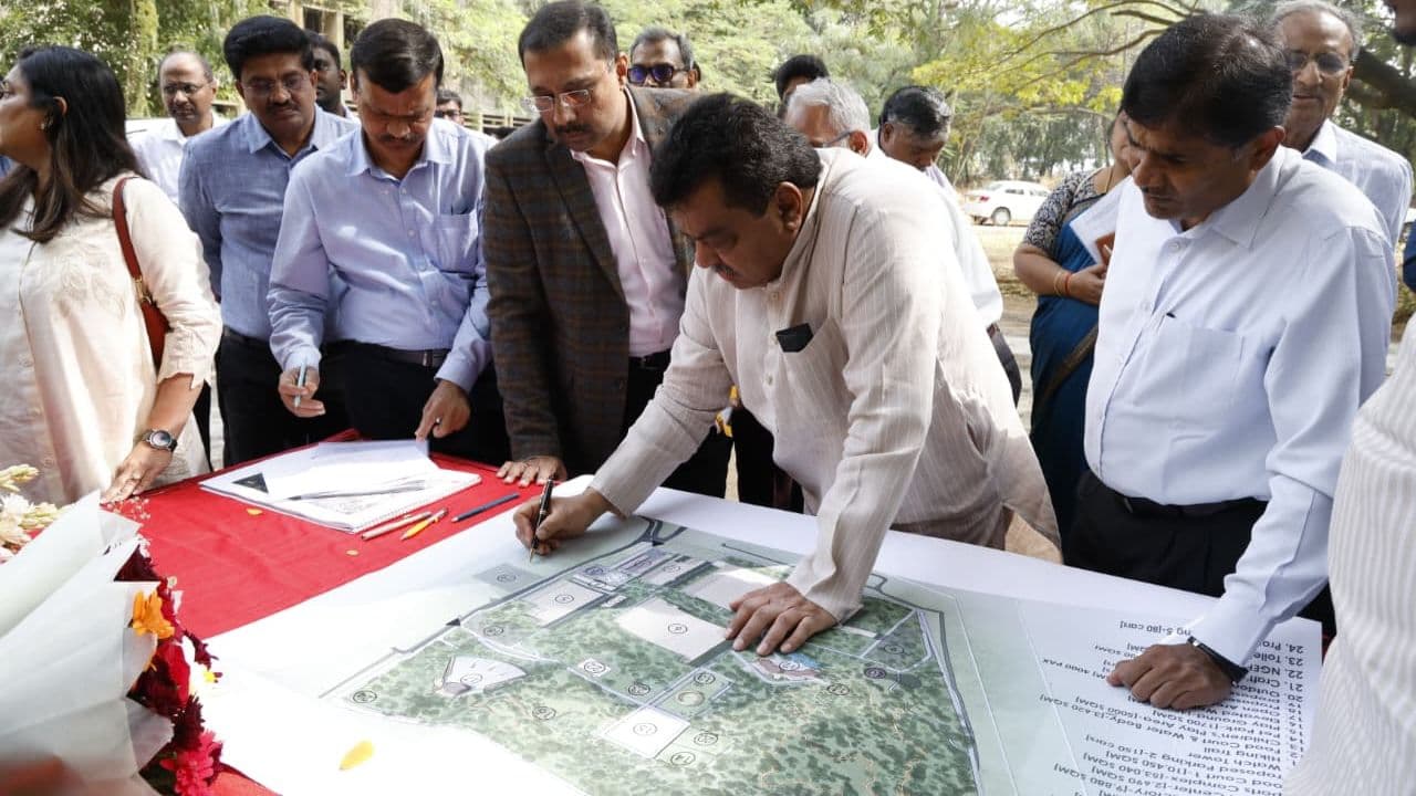 ಬೆಂಗಳೂರಿನ ಸರ್ಕಾರಿ ಸ್ವಾಮ್ಯದ 65 ಎಕರೆಯಲ್ಲಿ ವೃಕ್ಷೋದ್ಯಾನ ಅಭಿವೃದ್ಧಿ: ಎಂ.ಬಿ. ಪಾಟೀಲ್ | Tree Park Developed Area Of 65 Acres Of Land Of Ngef Factory Says Mb Patil Mrq ಬೆಂಗಳೂರಿನ ಸರ್ಕಾರಿ ಸ್ವಾಮ್ಯದ 65 ಎಕರೆಯಲ್ಲಿ ವೃಕ್ಷೋದ್ಯಾನ ಅಭಿವೃದ್ಧಿ: ಎಂ.ಬಿ. ಪಾಟೀಲ್ | Tree Park Developed Area Of 65 Acres Of Land Of Ngef Factory Says Mb Patil Mrq