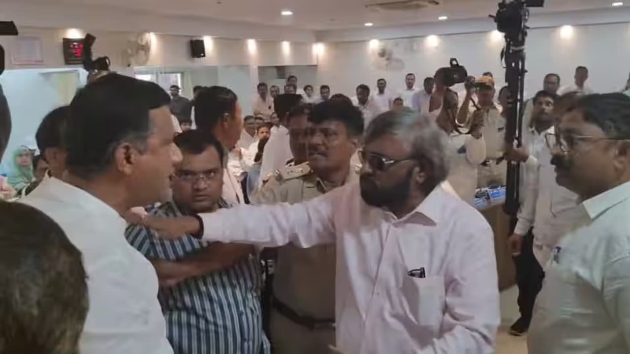 ಸಭೆಯಲ್ಲೇ ಶಾಸಕರಿಬ್ಬರ ಡಿಶುಂ ಡಿಶುಂ! – ಕೈ ಮಿಲಾಯಿಸಿದ ಬಿಜೆಪಿ-ಕಾಂಗ್ರೆಸ್ನ ಪಾಟೀಲ್ದ್ವಯರು | Scuffle Erupts Between Two Mlas At Meeting ಸಭೆಯಲ್ಲೇ ಶಾಸಕರಿಬ್ಬರ ಡಿಶುಂ ಡಿಶುಂ! – ಕೈ ಮಿಲಾಯಿಸಿದ ಬಿಜೆಪಿ-ಕಾಂಗ್ರೆಸ್ನ ಪಾಟೀಲ್ದ್ವಯರು | Scuffle Erupts Between Two Mlas At Meeting