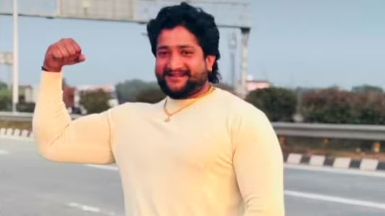 ನಡುರಸ್ತೆಯಲ್ಲಿ ಗಾಡಿ ಪಾರ್ಕಿಂಗ್ ಮಾಡಿ ಎಣ್ಣೆ ಪಾರ್ಟಿ: ದಾರಿ ಬಿಡುವಂತೆ ಕೇಳಿದ ಯುವಕನ ಕೊಲೆ | Greater Noida Parking Dispute Murder Attack Under The Influence Of Alcohol ನಡುರಸ್ತೆಯಲ್ಲಿ ಗಾಡಿ ಪಾರ್ಕಿಂಗ್ ಮಾಡಿ ಎಣ್ಣೆ ಪಾರ್ಟಿ: ದಾರಿ ಬಿಡುವಂತೆ ಕೇಳಿದ ಯುವಕನ ಕೊಲೆ | Greater Noida Parking Dispute Murder Attack Under The Influence Of Alcohol