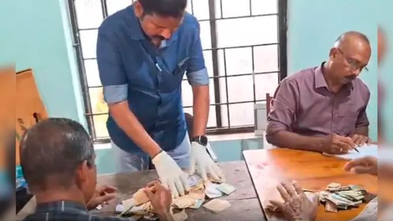 ಕೇರಳ ಅಪಘಾತದಲ್ಲಿ ಭಿಕ್ಷುಕ ಸಾವು: ಆತನ ಪೆಟ್ಟಿಗೆ ತೆರೆದ ಅಧಿಕಾರಿಗಳಿಗೆ ಶಾಕ್: ಒಳಗಿದ್ದ ಹಣ ಎಷ್ಟು ಲಕ್ಷ? | Kerala Police Shocked After Opening Treasure Box Of Beggar Who Died In Accident ಕೇರಳ ಅಪಘಾತದಲ್ಲಿ ಭಿಕ್ಷುಕ ಸಾವು: ಆತನ ಪೆಟ್ಟಿಗೆ ತೆರೆದ ಅಧಿಕಾರಿಗಳಿಗೆ ಶಾಕ್: ಒಳಗಿದ್ದ ಹಣ ಎಷ್ಟು ಲಕ್ಷ? | Kerala Police Shocked After Opening Treasure Box Of Beggar Who Died In Accident