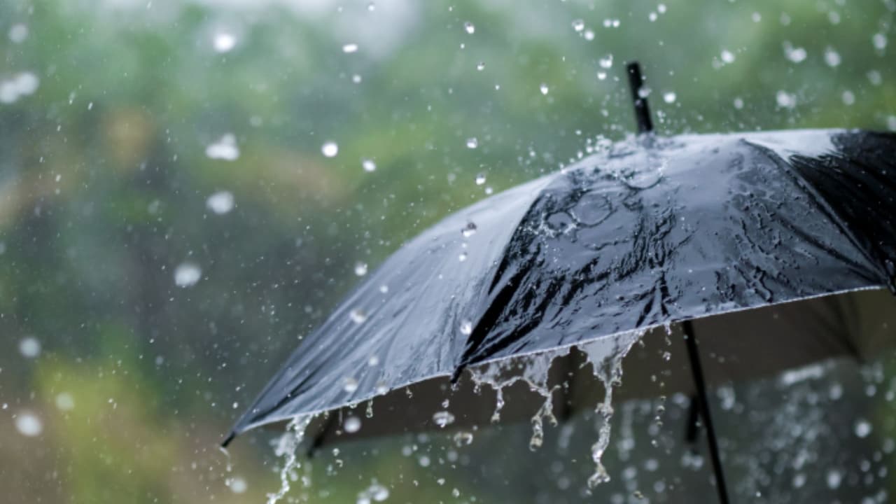 ರಾಜ್ಯದ ಎಂಟು ಜಿಲ್ಲೆಗಳಲ್ಲಿ ಬೇಸಿಗೆ ಮಳೆ – ಆಲಿಕಲ್ಲು, ಗುಡುಗು, ಗಾಳಿ ಸಹಿತ ಧಾರಾಕಾರ ಮಳೆ | Summer Rains In Eight Districts Of Karnataka ರಾಜ್ಯದ ಎಂಟು ಜಿಲ್ಲೆಗಳಲ್ಲಿ ಬೇಸಿಗೆ ಮಳೆ – ಆಲಿಕಲ್ಲು, ಗುಡುಗು, ಗಾಳಿ ಸಹಿತ ಧಾರಾಕಾರ ಮಳೆ | Summer Rains In Eight Districts Of Karnataka