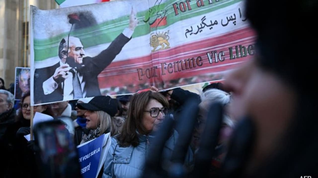 https://static.asianetnews.com/images/w-1280,h-720,format-jpg,imgid-01kegeqtz5b8z9a4q7xz3m6zv6,imgname-iran-tehran-protests-raza-pahlavi-exiled-prince-rally-internet-shutdown-2026-058-1767931374565.jpg