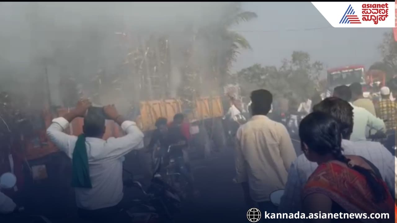 ಬಾಗಲಕೋಟೆ: ಟ್ರ್ಯಾಕ್ಟರ್ನಲ್ಲಿ ತುಂಬಿ ಹೊತ್ತೊಯ್ಯುತ್ತಿದ್ದ ಕಬ್ಬಿಗೆ ಆಕಸ್ಮಿಕ ಬೆಂಕಿ! | Bagalkot Sugarcane Tractor Catches Fire Driver S Bravery Averts Major Tragedy ಬಾಗಲಕೋಟೆ: ಟ್ರ್ಯಾಕ್ಟರ್ನಲ್ಲಿ ತುಂಬಿ ಹೊತ್ತೊಯ್ಯುತ್ತಿದ್ದ ಕಬ್ಬಿಗೆ ಆಕಸ್ಮಿಕ ಬೆಂಕಿ! | Bagalkot Sugarcane Tractor Catches Fire Driver S Bravery Averts Major Tragedy