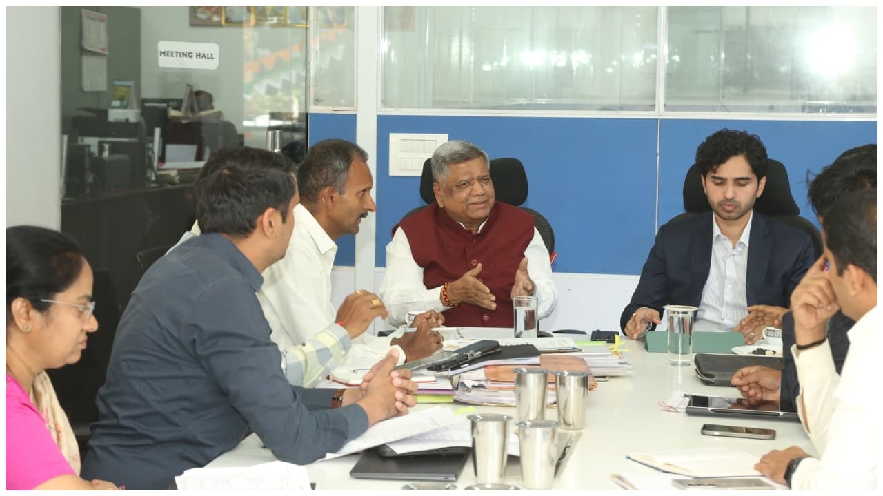 ಬೆಳಗಾವಿ ರೈಲು, ರಸ್ತೆ, ವಿಮಾನ ಯೋಜನೆಗಳು ವಿಳಂಬ, ರೈಲ್ವೆ ಯೋಜನೆಗೆ 407 ಎಕರೆ ಜಮೀನು ಈಗಾಗಲೇ ಸ್ವಾಧೀನ | Belagavi Kittur Dharwad New Railway Line Mp Jagadish Shettar Reviews Development ಬೆಳಗಾವಿ ರೈಲು, ರಸ್ತೆ, ವಿಮಾನ ಯೋಜನೆಗಳು ವಿಳಂಬ, ರೈಲ್ವೆ ಯೋಜನೆಗೆ 407 ಎಕರೆ ಜಮೀನು ಈಗಾಗಲೇ ಸ್ವಾಧೀನ | Belagavi Kittur Dharwad New Railway Line Mp Jagadish Shettar Reviews Development