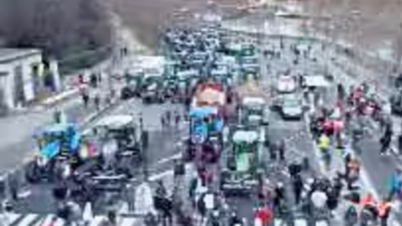 ಫ್ರಾನ್ಸ್ : 350 ಟ್ರಾಕ್ಟರ್ ಜತೆ ಸಂಸತ್ತಿಗೆ ರೈತರ ಮುತ್ತಿಗೆ – ಜೀವನ ನಿರ್ವಹಣೆಗೆ ಅಪಾಯವಾಗುತ್ತಿದೆ ಎಂದು ಆರೋಪ | France Farmers Lay Siege To Parliament With 350 Tractors ಫ್ರಾನ್ಸ್ : 350 ಟ್ರಾಕ್ಟರ್ ಜತೆ ಸಂಸತ್ತಿಗೆ ರೈತರ ಮುತ್ತಿಗೆ – ಜೀವನ ನಿರ್ವಹಣೆಗೆ ಅಪಾಯವಾಗುತ್ತಿದೆ ಎಂದು ಆರೋಪ | France Farmers Lay Siege To Parliament With 350 Tractors