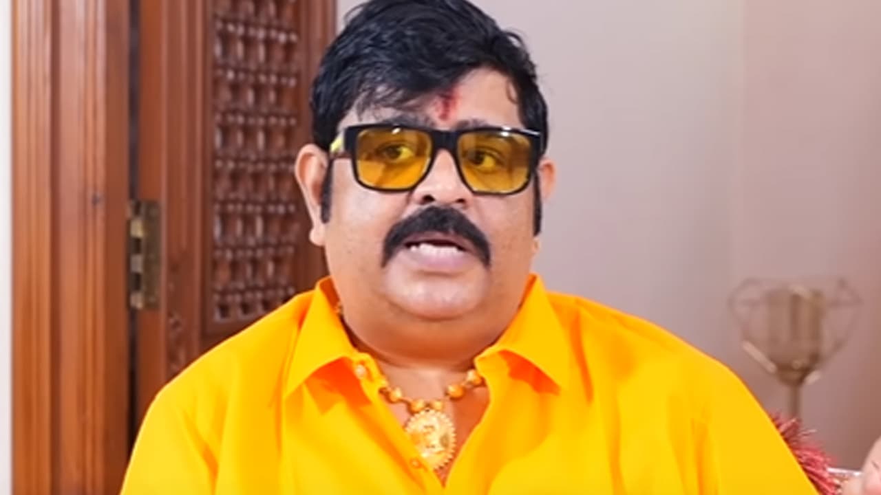సినిమాజ్యోతిష్యుడు వేణుస్వామి ఎంత ఫీజు వసూలు చేస్తాడో తెలుసా? ఆయనేస్వయంగా ఏమన్నాడంటే సినిమాజ్యోతిష్యుడు వేణుస్వామి ఎంత ఫీజు వసూలు చేస్తాడో తెలుసా? ఆయనేస్వయంగా ఏమన్నాడంటే