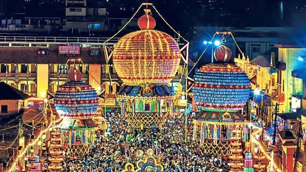 ಉಡುಪಿ ಕೃಷ್ಣಮಠದಲ್ಲಿ ಇನ್ನು ಭಕ್ತರಿಗೆ ಕಟ್ಟುನಿಟ್ಟಿನ ನಿಯಮ ಜಾರಿ- ಮಠದೊಳಗೆ ಪ್ರವೇಶಿಸಲು ಅಂಗಿ, ಬನಿಯನ್ ನಿಷಿದ್ಧ | Stricter Rules Enforced For Devotees At Udupis Krishna Mutt ಉಡುಪಿ ಕೃಷ್ಣಮಠದಲ್ಲಿ ಇನ್ನು ಭಕ್ತರಿಗೆ ಕಟ್ಟುನಿಟ್ಟಿನ ನಿಯಮ ಜಾರಿ- ಮಠದೊಳಗೆ ಪ್ರವೇಶಿಸಲು ಅಂಗಿ, ಬನಿಯನ್ ನಿಷಿದ್ಧ | Stricter Rules Enforced For Devotees At Udupis Krishna Mutt