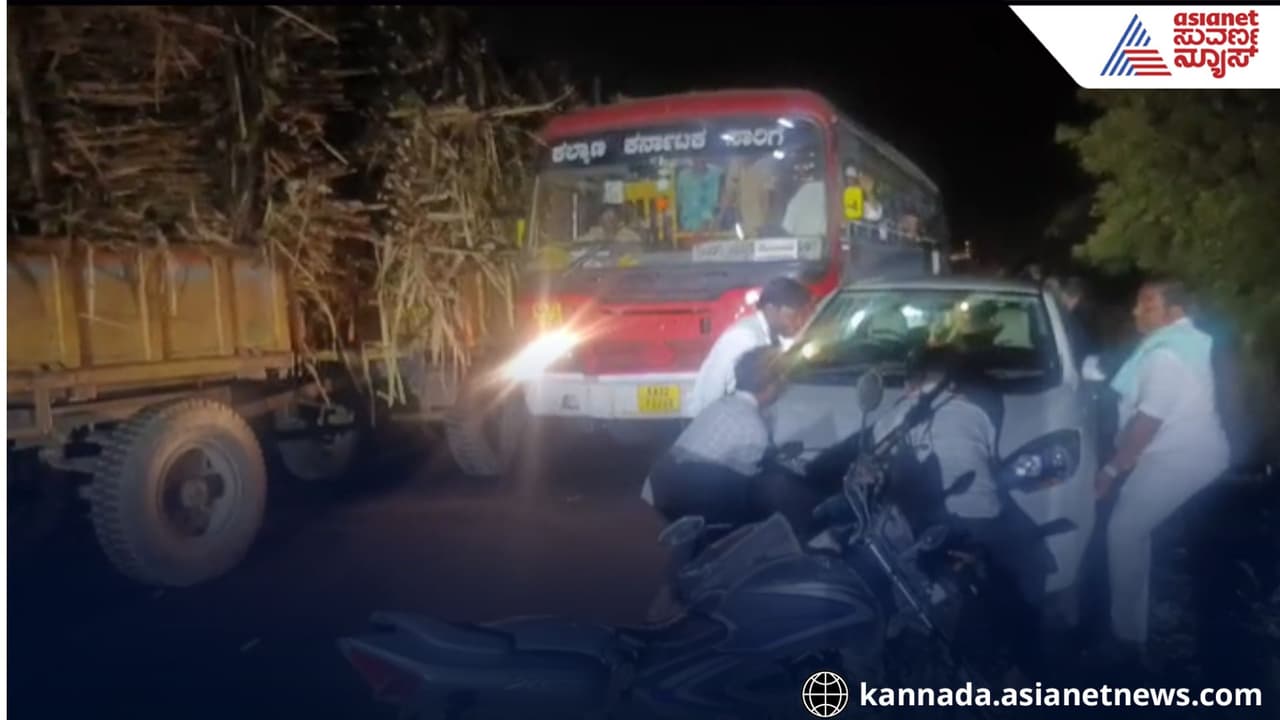 ರಸ್ತೆ ಮೇಲೆಯೇ ಕಾರ್ ಪಾರ್ಕ್ ಮಾಡಿ ಹೋದ ಆಸಾಮಿ! ಬೇಸತ್ತ ಸಾರ್ವಜನಿಕರು ಸೇರಿ ಏನು ಮಾಡಿದ್ರು ನೋಡಿ! | Vijayapura Public Lift And Move Car Parked Irresponsibly In Middle Of Road ರಸ್ತೆ ಮೇಲೆಯೇ ಕಾರ್ ಪಾರ್ಕ್ ಮಾಡಿ ಹೋದ ಆಸಾಮಿ! ಬೇಸತ್ತ ಸಾರ್ವಜನಿಕರು ಸೇರಿ ಏನು ಮಾಡಿದ್ರು ನೋಡಿ! | Vijayapura Public Lift And Move Car Parked Irresponsibly In Middle Of Road