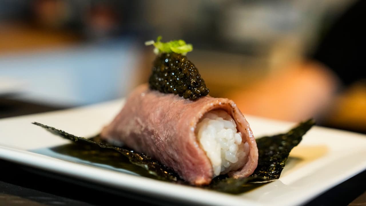 7 Foods British Royals Avoid and the Surprising Reasons Behind It