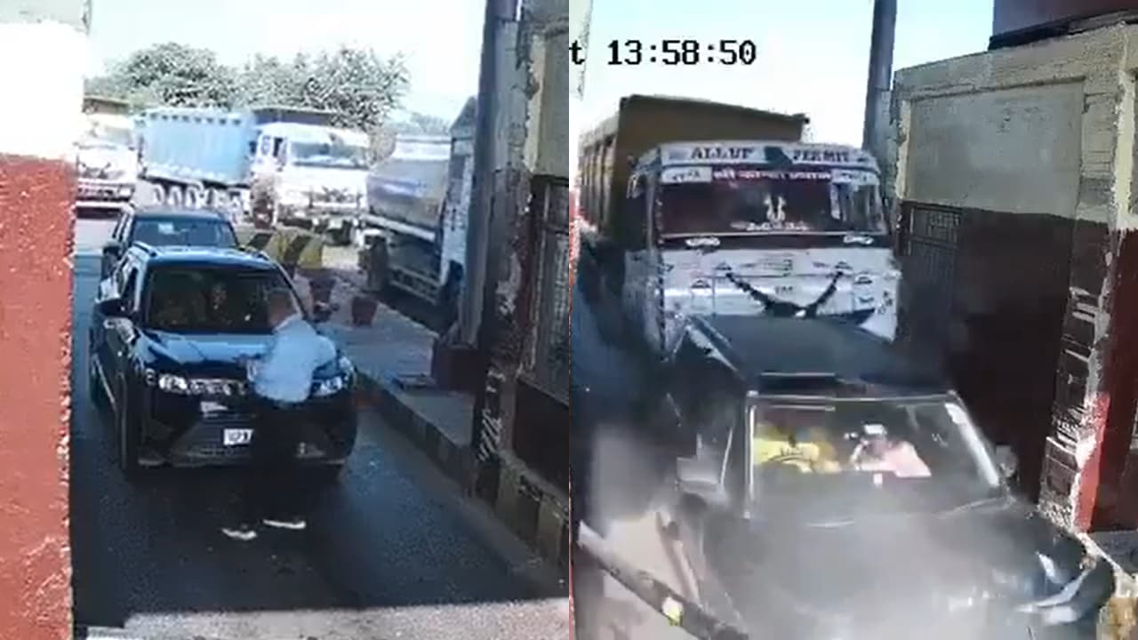 Uttar Pradesh: Speeding Truck Crashes into Queued Cars at Jhansi Toll, Employee Dragged Over 50 Metres (Watch)