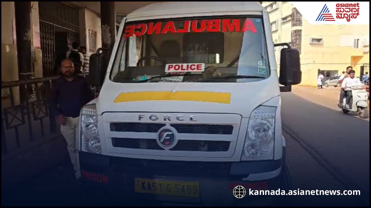 ಬೆಳಗಾವಿ ಹಿಂಡಲಗಾ ಜೈಲಲ್ಲಿ ಖೈದಿಗಳ ನಡುವೆ ಹೊಡೆದಾಟ: ಮಾತಾಡೋಕೆ ಫೋನ್ ಸಿಗಲಿಲ್ಲ ಅಂತ ತಲೆ ಜಜ್ಜಿಬಿಟ್ಟ! | Hindalga Jail Clash Inmate Attacked Over Phone Usage Row Head Injured ಬೆಳಗಾವಿ ಹಿಂಡಲಗಾ ಜೈಲಲ್ಲಿ ಖೈದಿಗಳ ನಡುವೆ ಹೊಡೆದಾಟ: ಮಾತಾಡೋಕೆ ಫೋನ್ ಸಿಗಲಿಲ್ಲ ಅಂತ ತಲೆ ಜಜ್ಜಿಬಿಟ್ಟ! | Hindalga Jail Clash Inmate Attacked Over Phone Usage Row Head Injured