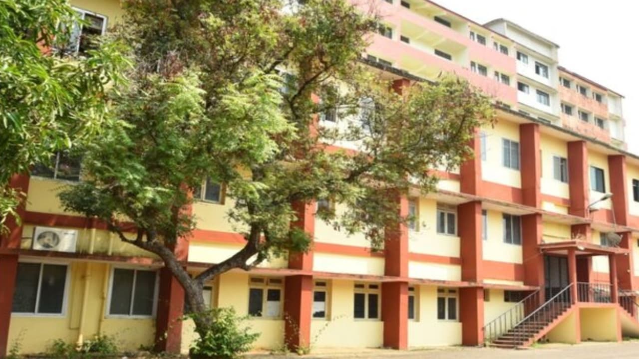 ಗಂಡನೊಂದಿಗೆ ಜಗಳವಾಡಿ ಕೋರ್ಟ್ ಮೆಟ್ಟಿಲೇರಿದ ಹೆಂಡತಿ; ಜಡ್ಜ್ ಮುಂದೆಯೇ ವಿಷ ಸೇವಿಸಿದ ಪತಿರಾಯ! ಗಂಡನೊಂದಿಗೆ ಜಗಳವಾಡಿ ಕೋರ್ಟ್ ಮೆಟ್ಟಿಲೇರಿದ ಹೆಂಡತಿ; ಜಡ್ಜ್ ಮುಂದೆಯೇ ವಿಷ ಸೇವಿಸಿದ ಪತಿರಾಯ!