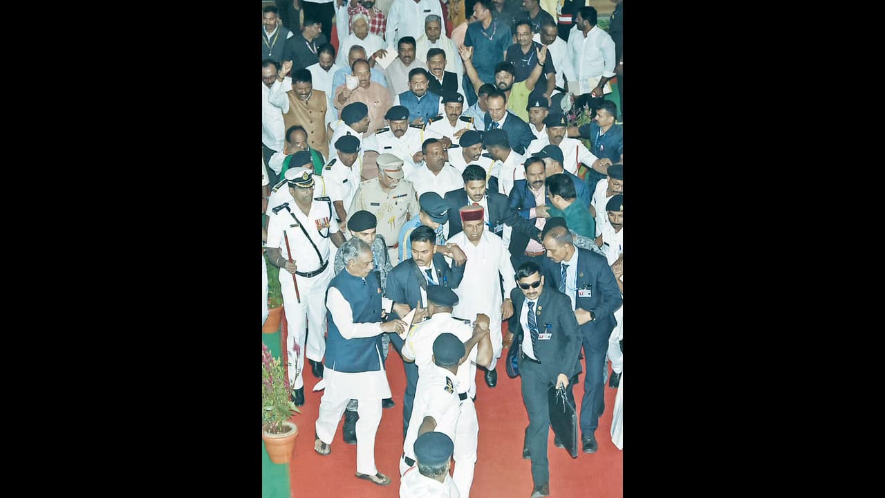 ರಾಜ್ಯ ವಿಧಾನಮಂಡಲ ಇತಿಹಾಸ ಕಂಡುಕೇಳರಿಯದಂಥ ಹೈಡ್ರಾಮಾ-ರಾಜ್ಯ ಸರ್ಕಾರದ ಭಾಷಣ ಮಾಡಲೊಪ್ಪದ ರಾಜ್ಯಪಾಲ | Unprecedented High Drama In Karnataka Legislature ರಾಜ್ಯ ವಿಧಾನಮಂಡಲ ಇತಿಹಾಸ ಕಂಡುಕೇಳರಿಯದಂಥ ಹೈಡ್ರಾಮಾ-ರಾಜ್ಯ ಸರ್ಕಾರದ ಭಾಷಣ ಮಾಡಲೊಪ್ಪದ ರಾಜ್ಯಪಾಲ | Unprecedented High Drama In Karnataka Legislature