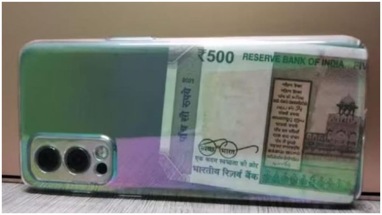 ATM ಅನ್ಕೊಂಡು ಫೋನ್ ಕವರ್ ಒಳಗೆ ನೋಟು ತುರುಕಬೇಡಿ; ಫೋನ್ ಬ್ಲಾಸ್ಟ್ ಆದ್ರೆ ರಿಪೇರಿ ಮಾಡಿಸೋಕೂ ಆ ನೋಟು ಸಾಲಲ್ಲ! | Why Keeping Money In Your Phone Case Is A Dangerous Habit Rav ATM ಅನ್ಕೊಂಡು ಫೋನ್ ಕವರ್ ಒಳಗೆ ನೋಟು ತುರುಕಬೇಡಿ; ಫೋನ್ ಬ್ಲಾಸ್ಟ್ ಆದ್ರೆ ರಿಪೇರಿ ಮಾಡಿಸೋಕೂ ಆ ನೋಟು ಸಾಲಲ್ಲ! | Why Keeping Money In Your Phone Case Is A Dangerous Habit Rav