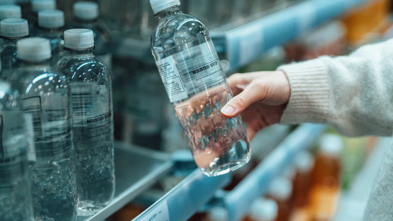 Bottled Water Isn’t Always Safe: Shocking Tests Reveal Hidden Bacterial Contamination