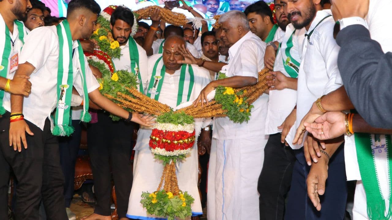 ನಂಗೆ ವಾರಕ್ಕೆ ಮೂರು ಬಾರಿ ಡಯಾಲಿಸಿಸ್: ವೇದಿಕೆಯಲ್ಲಿ ಭಾವುಕರಾದ ಮಾಜಿ ಪ್ರಧಾನಿ ದೇವೇಗೌಡ ನಂಗೆ ವಾರಕ್ಕೆ ಮೂರು ಬಾರಿ ಡಯಾಲಿಸಿಸ್: ವೇದಿಕೆಯಲ್ಲಿ ಭಾವುಕರಾದ ಮಾಜಿ ಪ್ರಧಾನಿ ದೇವೇಗೌಡ