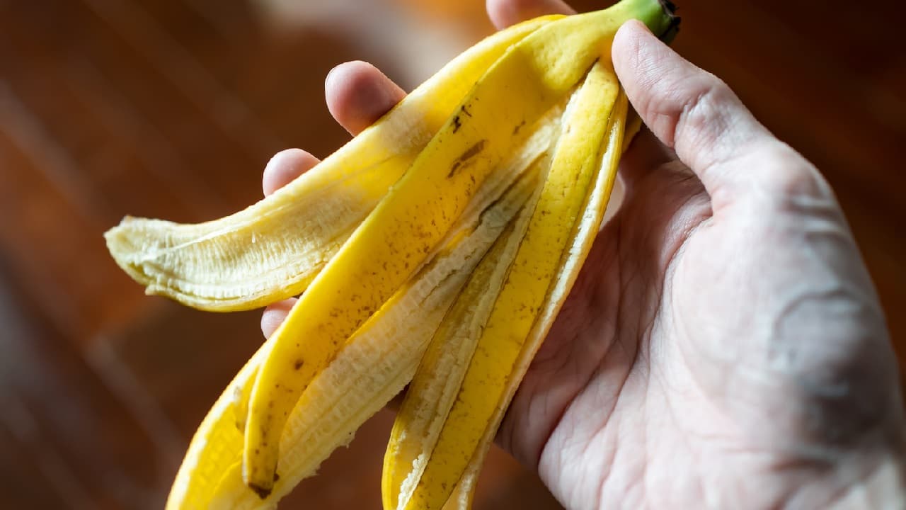 Banana Peel: అరటితొక్కతో గిన్నెలకు పట్టిన జిడ్డు, మాడును ఇలా