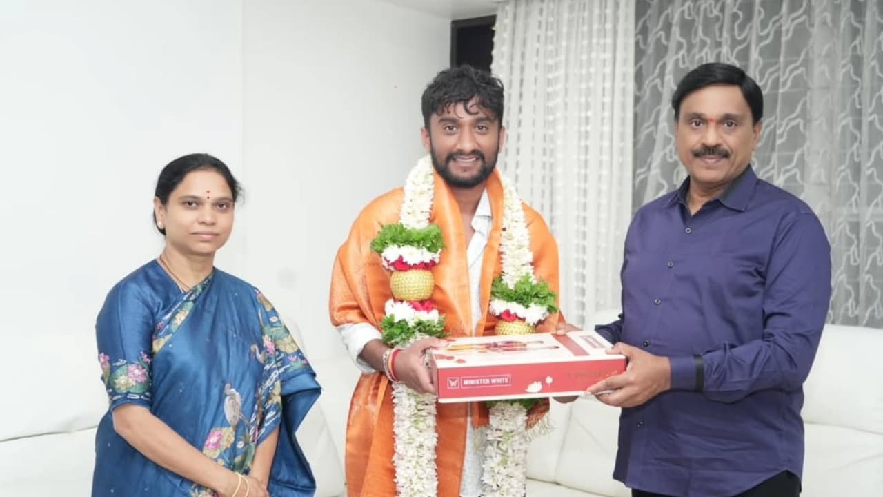 ಪಕ್ಷ ಬೇಧವಿಲ್ಲದೇ ಎಲ್ಲಾ ರಾಜಕಾರಣಿಗಳ ಮನಗೆದ್ದ ಗಿಲ್ಲಿ: ಮನೆಗೆ ಕರೆಸಿ ಬೆನ್ನುತಟ್ಟಿದ ಗಾಲಿ ಪಕ್ಷ ಬೇಧವಿಲ್ಲದೇ ಎಲ್ಲಾ ರಾಜಕಾರಣಿಗಳ ಮನಗೆದ್ದ ಗಿಲ್ಲಿ: ಮನೆಗೆ ಕರೆಸಿ ಬೆನ್ನುತಟ್ಟಿದ ಗಾಲಿ