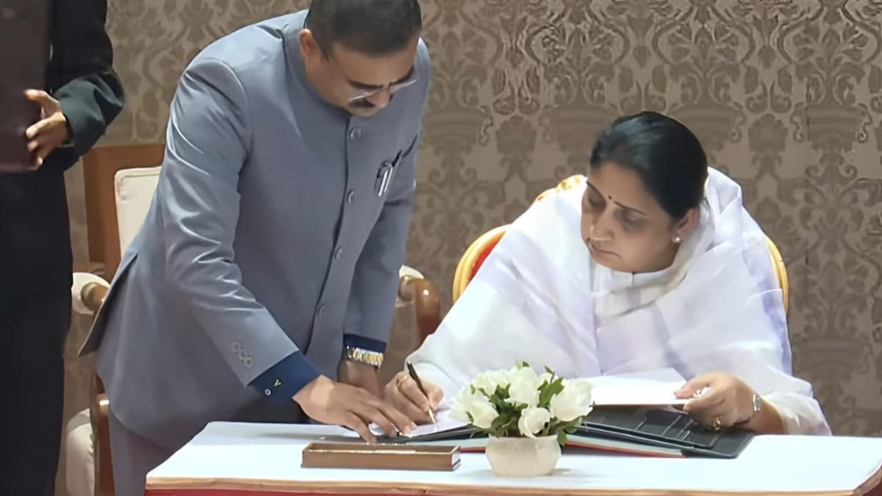 ಸುನೇತ್ರಾ ಪವಾರ್ ದಿಢೀರ್ ಪ್ರಮಾಣವಚನ ಹಿಂದಿದೆ 4 ಪ್ರಮುಖ ಕಾರಣ! ಏನವು ಗೊತ್ತಾ? ಸುನೇತ್ರಾ ಪವಾರ್ ದಿಢೀರ್ ಪ್ರಮಾಣವಚನ ಹಿಂದಿದೆ 4 ಪ್ರಮುಖ ಕಾರಣ! ಏನವು ಗೊತ್ತಾ?